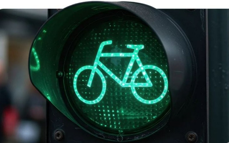 <p>Slimme infrastructuur kruipt langzaam de fietswereld in. Waar automobilisten al jaren profiteren van adaptieve verkeerslichten en navigatiesystemen die rekening houden met groene golven, stond de fietser tot voor kort buitenspel. Dat verandert. Een nieuwe app brengt de communicatie tussen fietser en stoplicht naar een ander niveau.</p>
